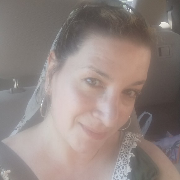 Meet your Posher, Laura - Picture 1 of 4